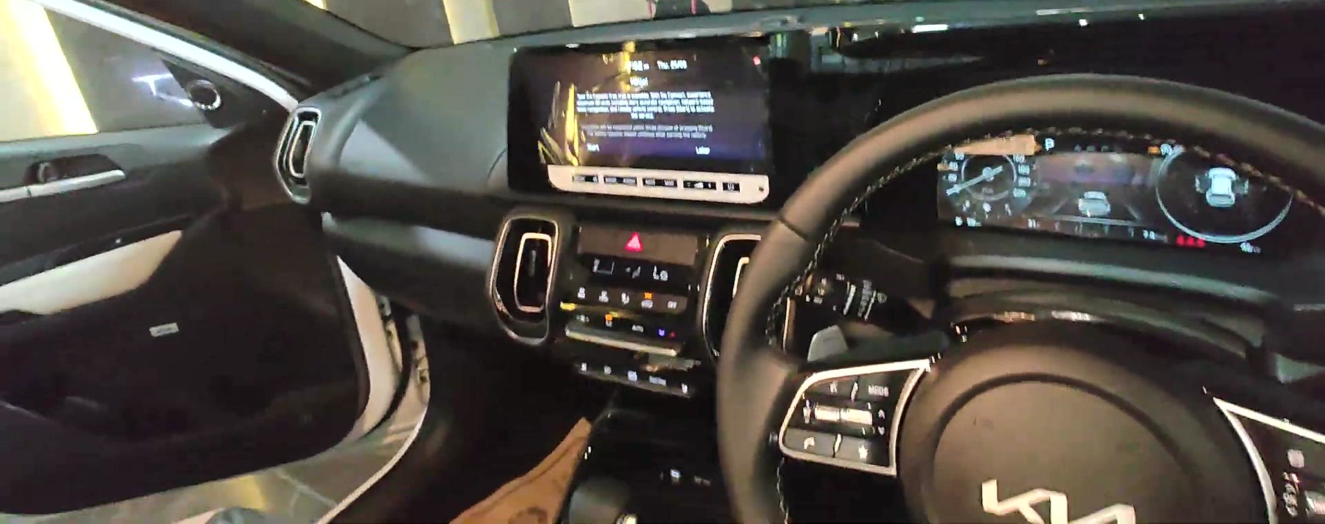 Cockpit — digital cluster & 10.25" screen